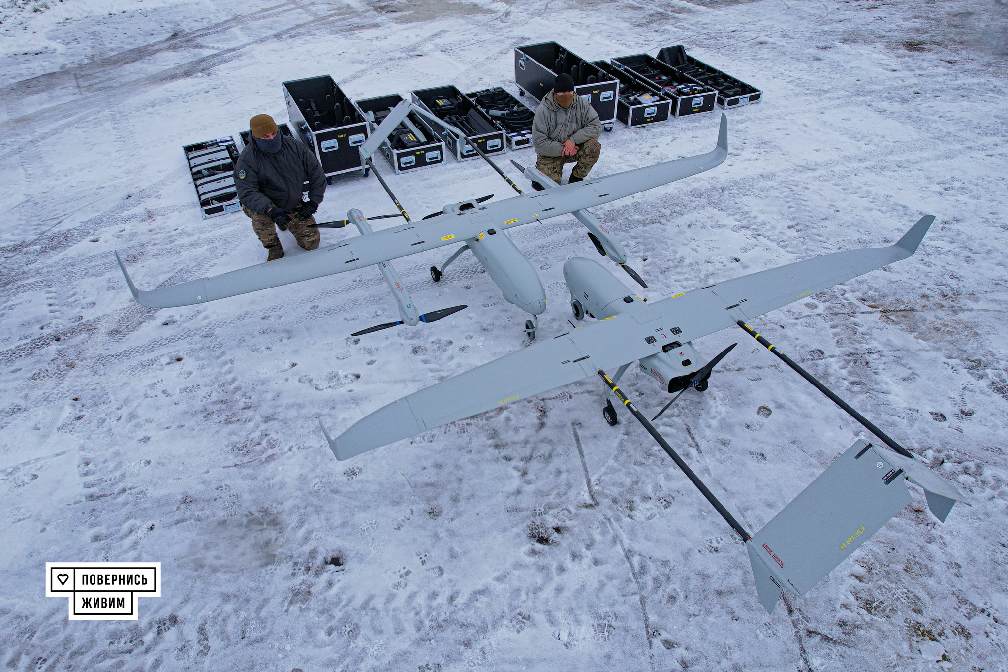 Два безпілотники зі складу безпілотного комплексу PD-2 переданого фондом "Повернись живим". Фото: Повернись живим