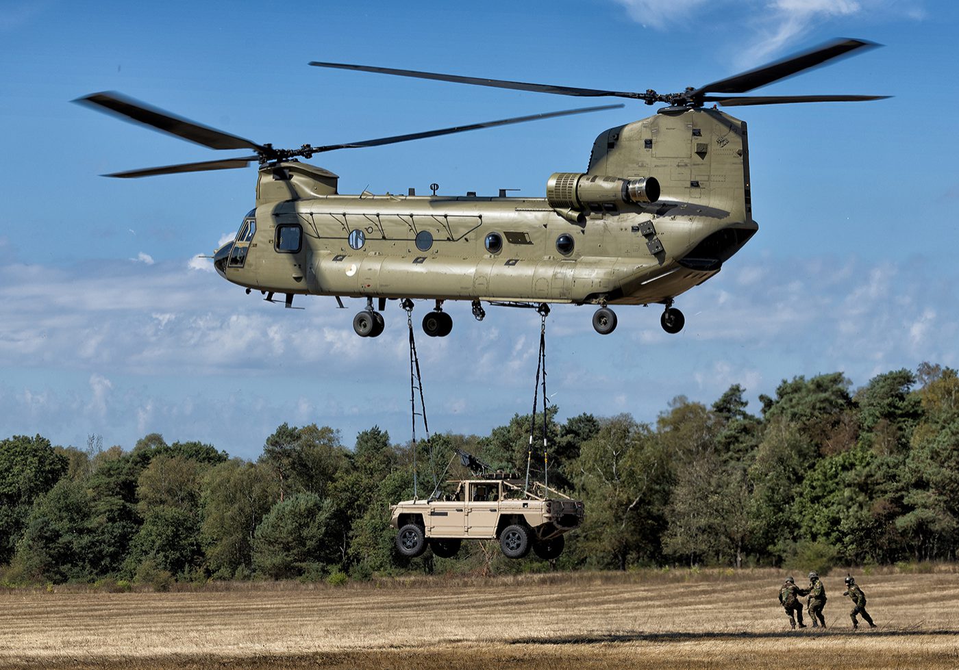 Гелікоптер CH-47 Chinook та позашляховик GRF. Фото: Defenture