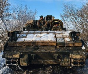 Військові розповіли, як з БМП Bradley знешкодили російський Т-90М 