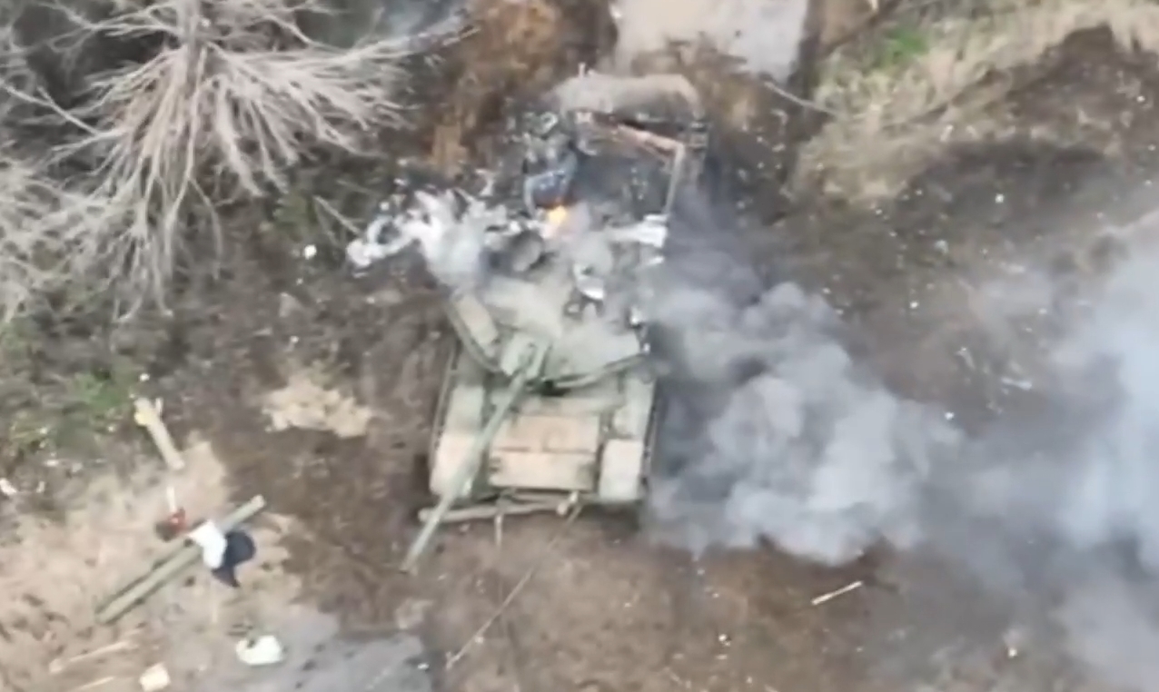 Kherson region: a drone of Territorial Defense Forces finished off a Russian T-90M Proryv tank