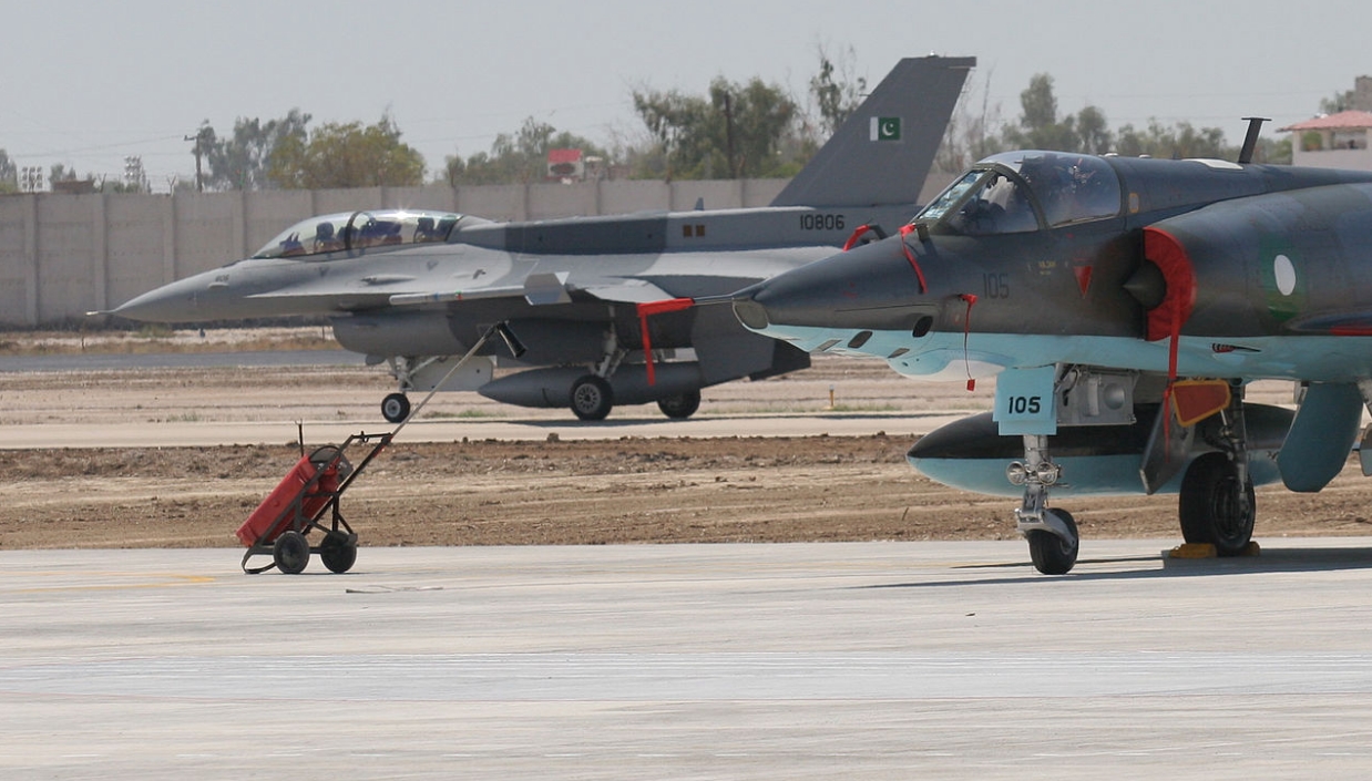 Винищувач Mirage 5DR та F-16D Повітряних сил Пакистану. Фото: afcent.af.mil
