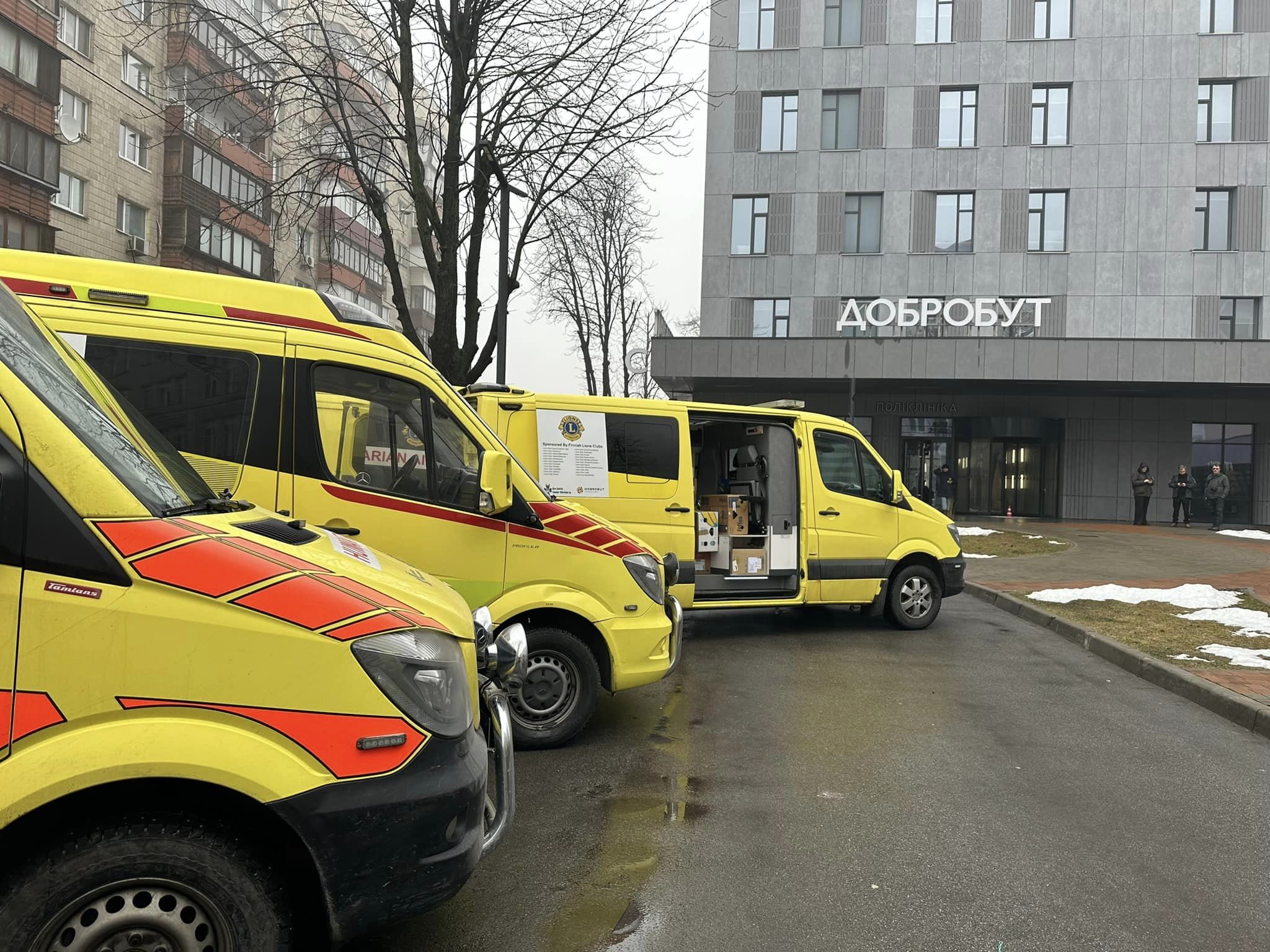 Фінляндія передала Україні шість сучасних автомобілів швидкої допомоги