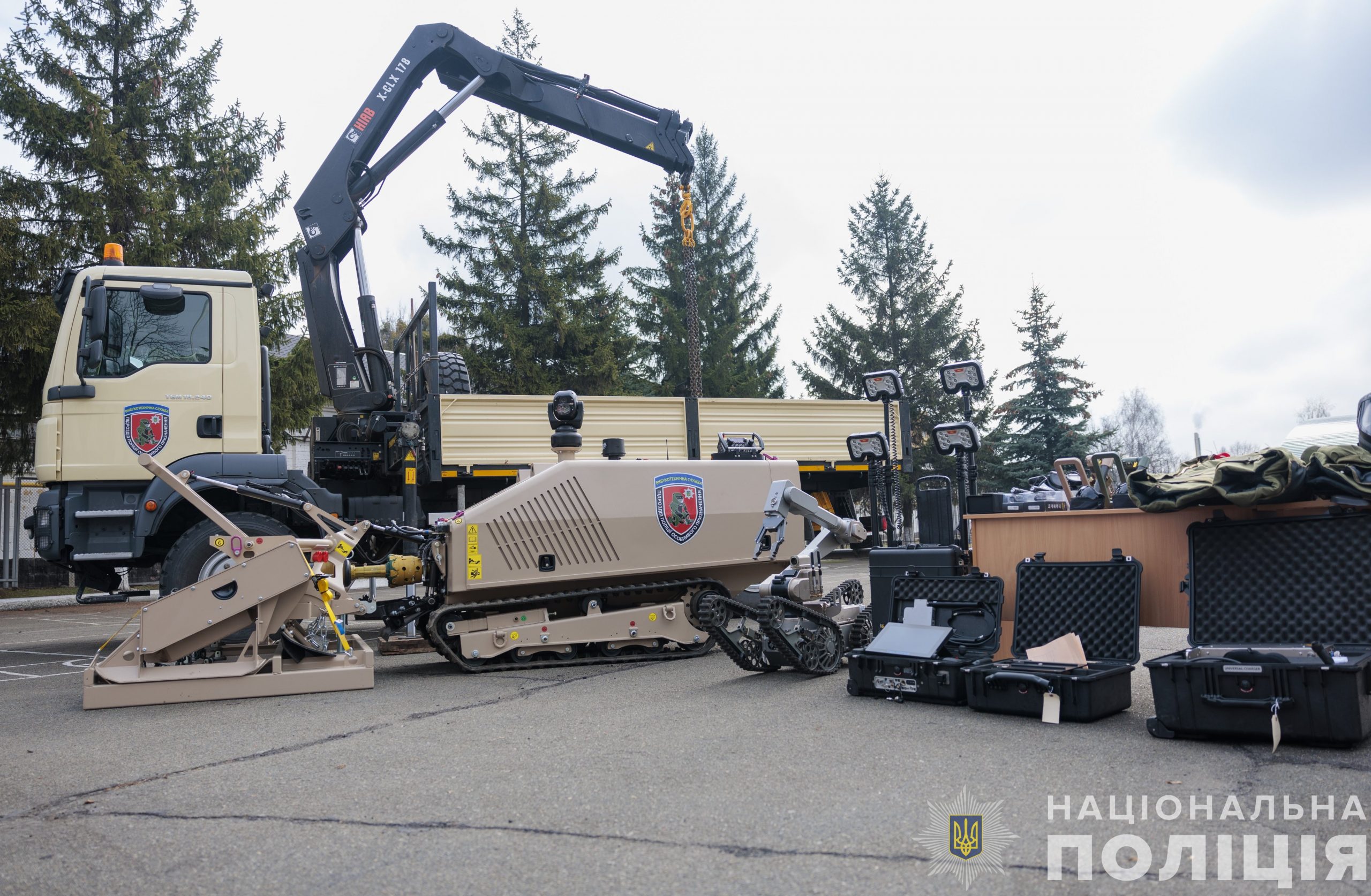 Explosive Technicians of Ukrainian Police Receive Gear from Germany