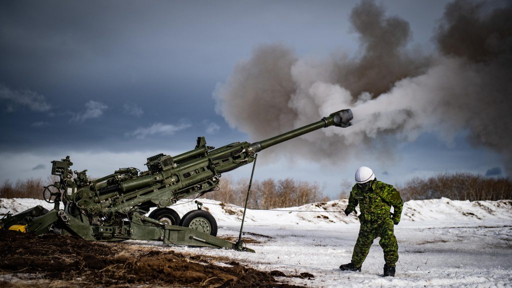 Гаубиця М777 зі складу 1-го полку, Королівської канадської артилерії під час навчань. Фото: Combat Camera