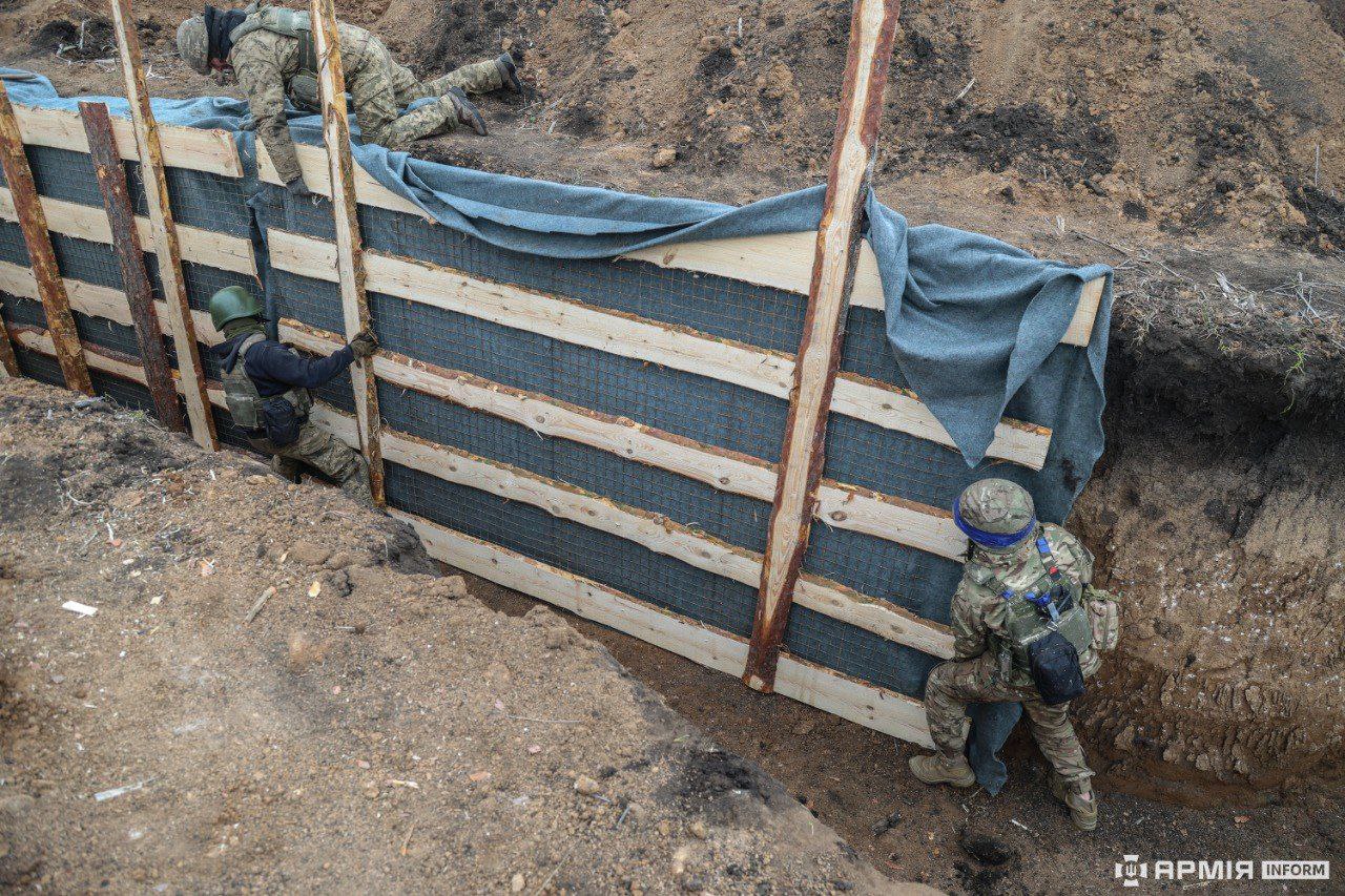 The military showed how they are building fortifications in the Donetsk region