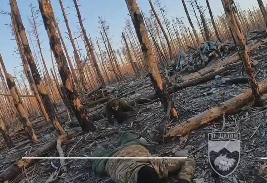 Ukrainian Soldiers Capture Two Russian Prisoners of War in Assault on Enemy Position