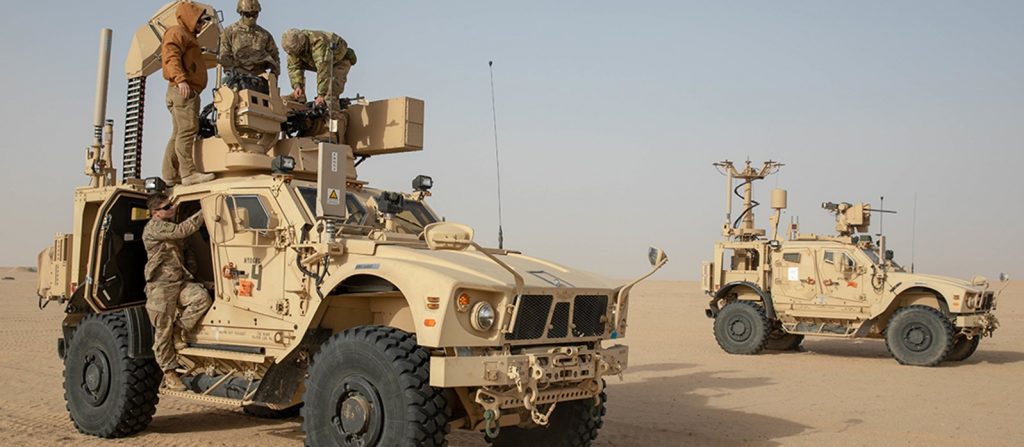 Машини комплексу M-LIDS: вогнева (на першому плані) і РЕБ (на другому)