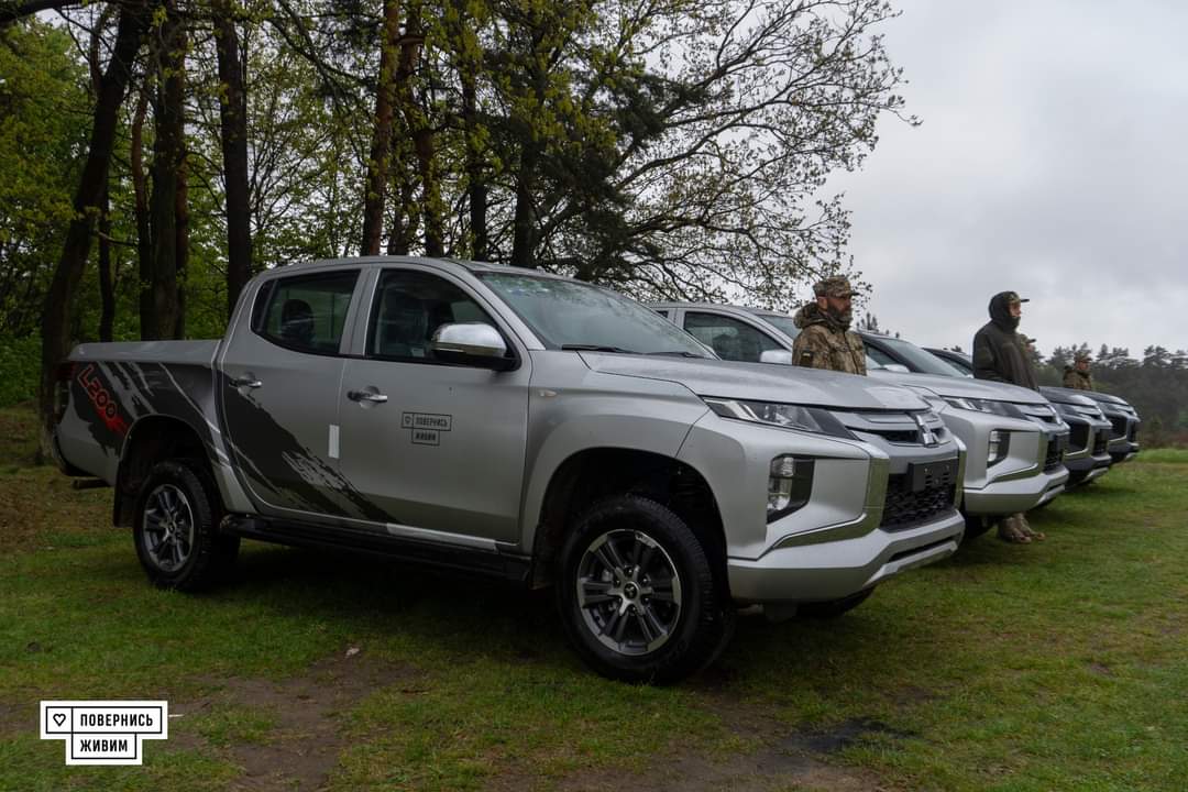 Ukrainian troops received 31 pickup trucks from volunteers