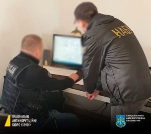 НАБУ і польські правоохоронці провели спільні обшуки у межах справи щодо можливої закупівлі озброєння за завищеними цінами