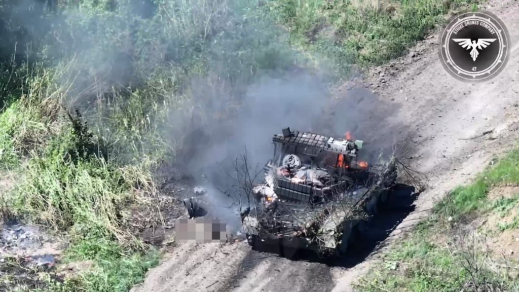 Знищений російський танк Т-72Б3 у районі села Соловйове на Донеччині. Травень 2024. Україна. Кадри з відео 47-ї бригади ЗСУ