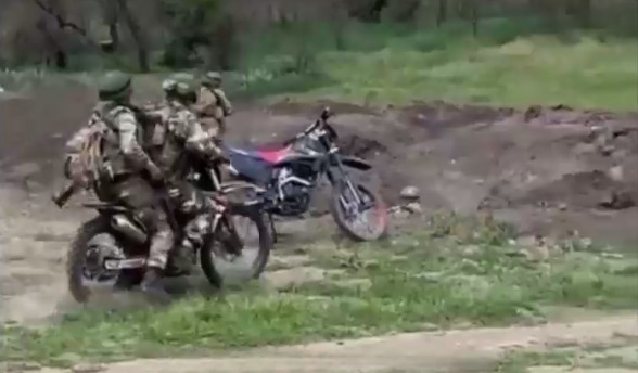 Russians learn to storm Ukrainian positions using motorcycles