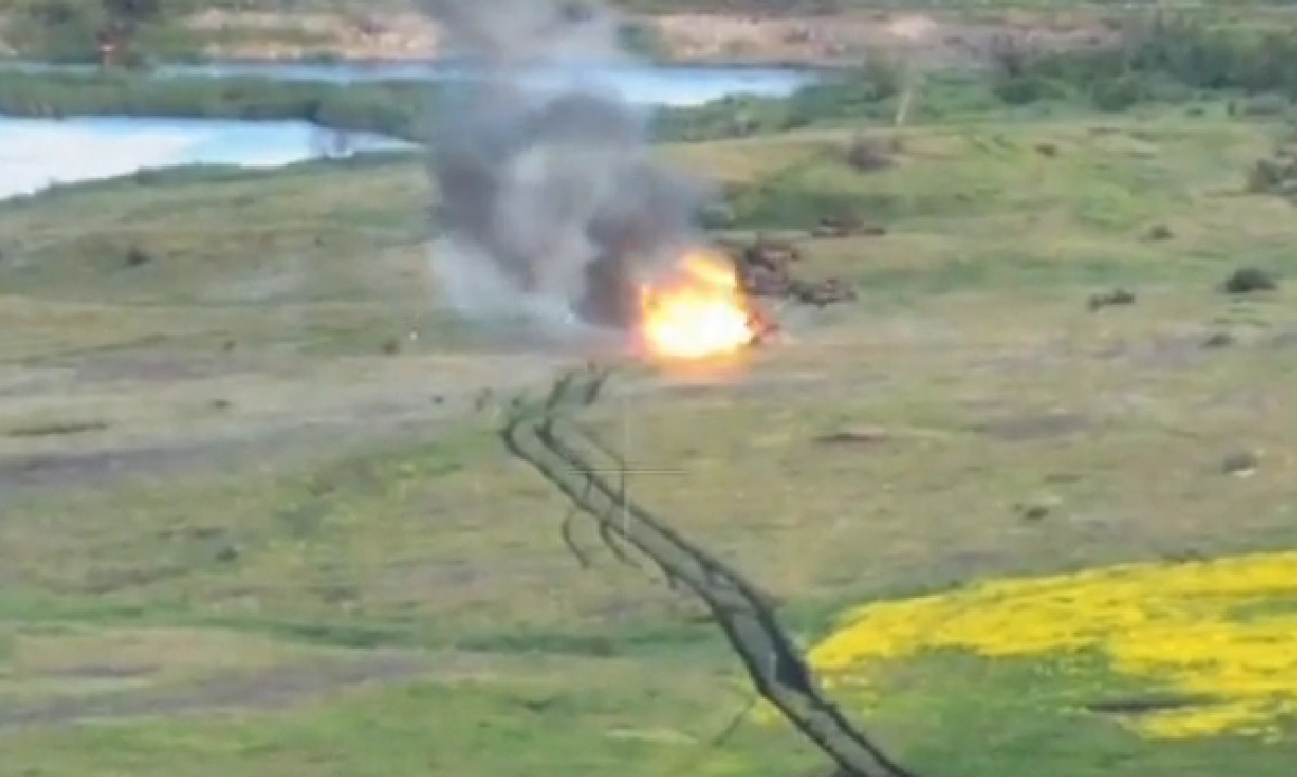 Russian Tank Convoy Blunders into Ukrainian Minefield