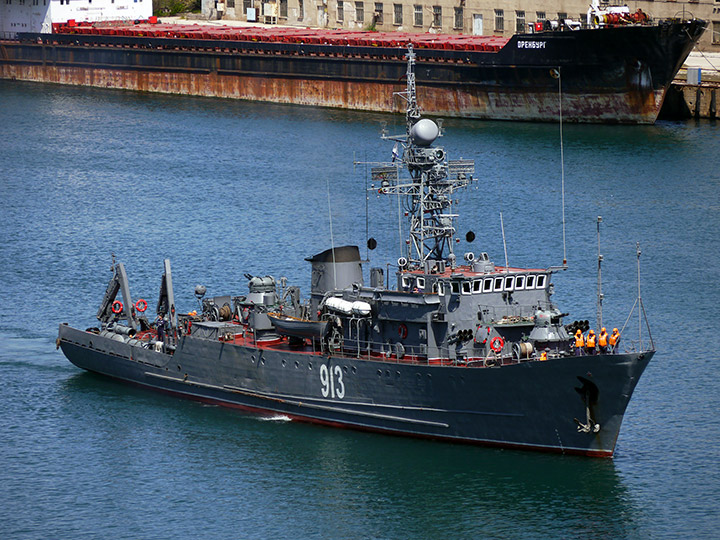 Ukrainian troops hit Black Sea Fleet minesweeper in Crimea