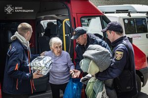 Рятувальники, поліцейські та волонтери евакуюють населення прикордонних сіл на Харківщині