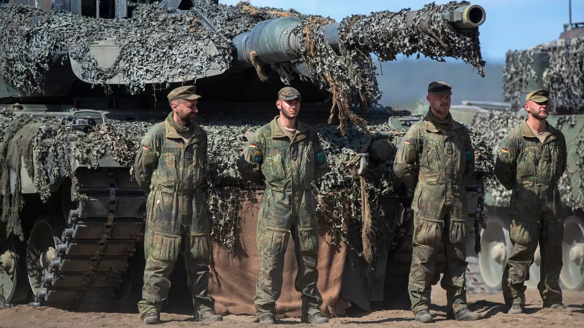 The crew of a Leopard 2A6 tank. Photo credits: Heer