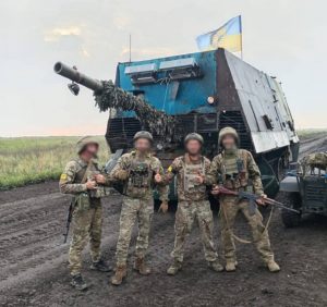 Ukrainian military seized a tank with welded “barn” and took prisoners