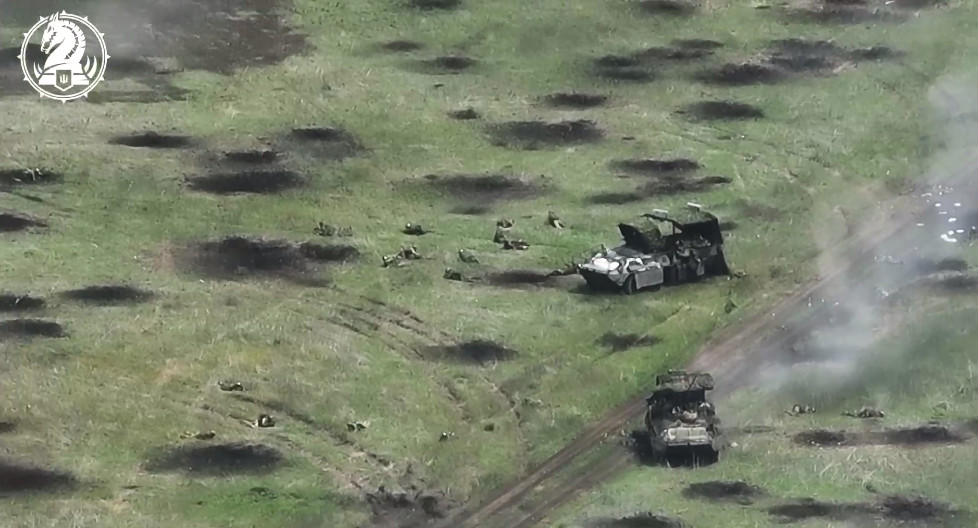 Ukrainian M2 Bradley Crew Annihilates Russian BTR-82A and Infantry Threat