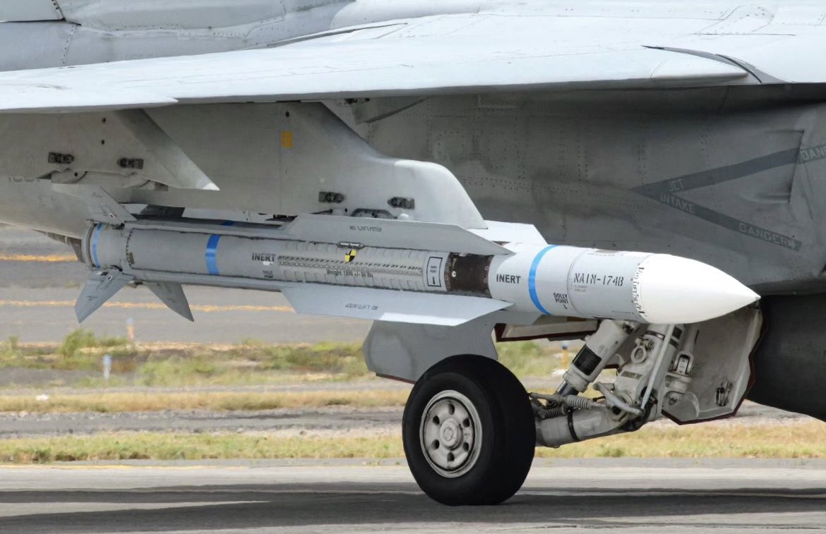 Нова авіаційна ракета класу «повітря-повітря» великої дальності NAIM-174B. Фото: aeros808