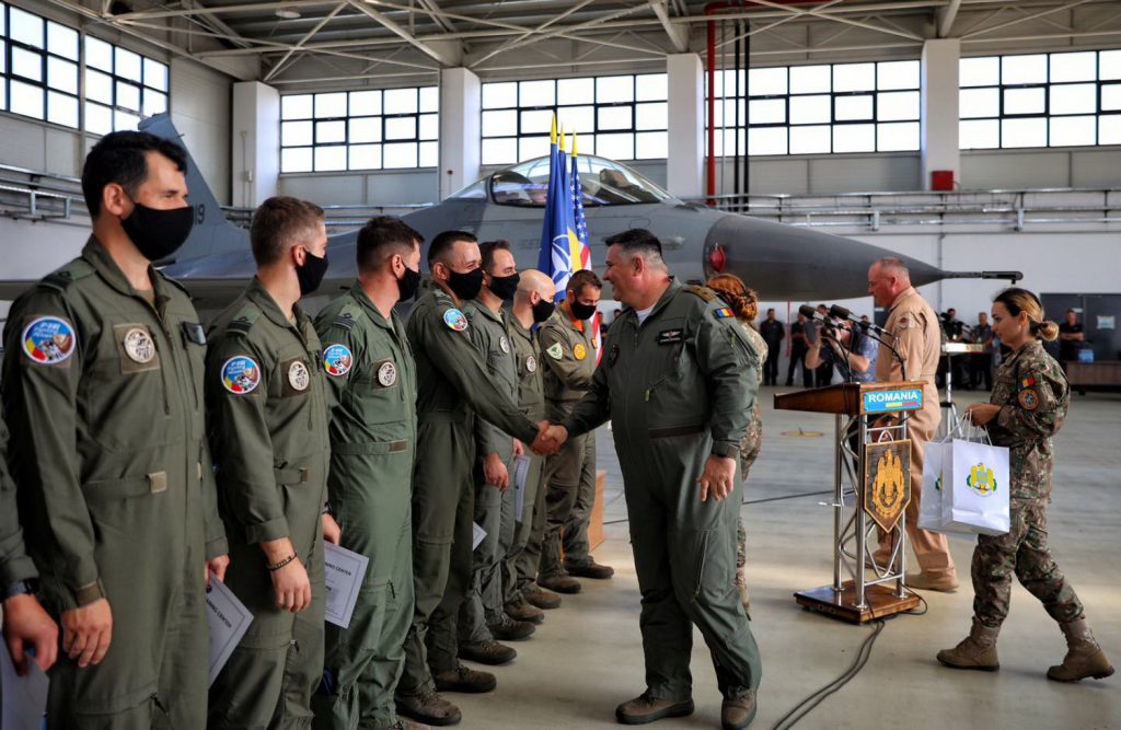 Румунські льотчики F-16, яких підготували в Європейському центрі підготовки льотчиків. Липень 2024. Румунія. Фото: Міноборони Румунії