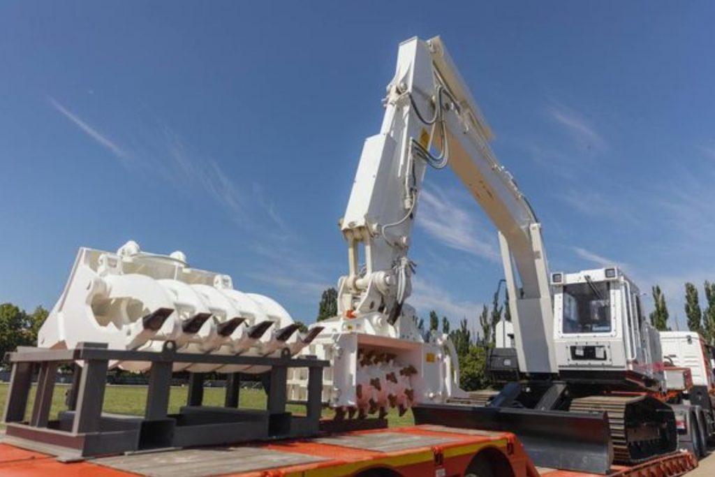 Машина розмінування Nikken від Японії для України. Липень 2024. Україна. Фото: ДСНС