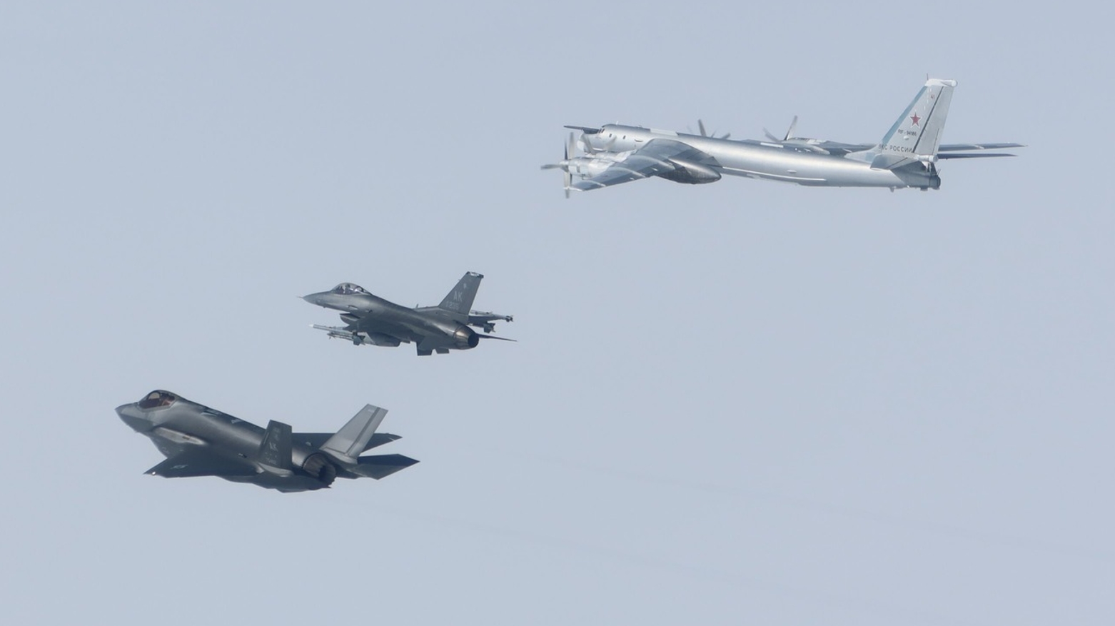 Винищувачі США перехопили російські військові літаки біля узбережжя Аляски