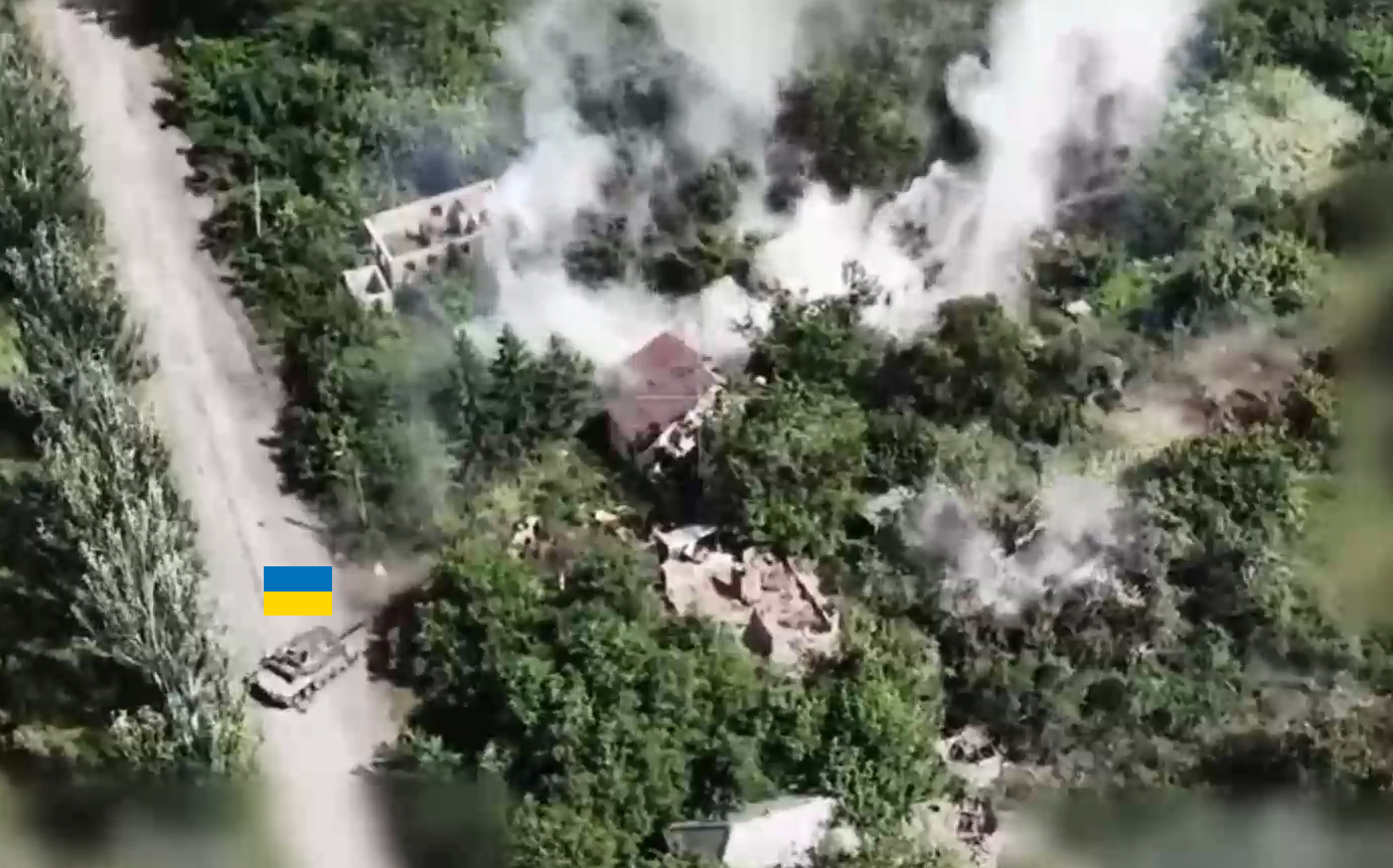 Ukrainian paratroopers’ tank destroys a group of Russian assaultmans in the Toretsk sector