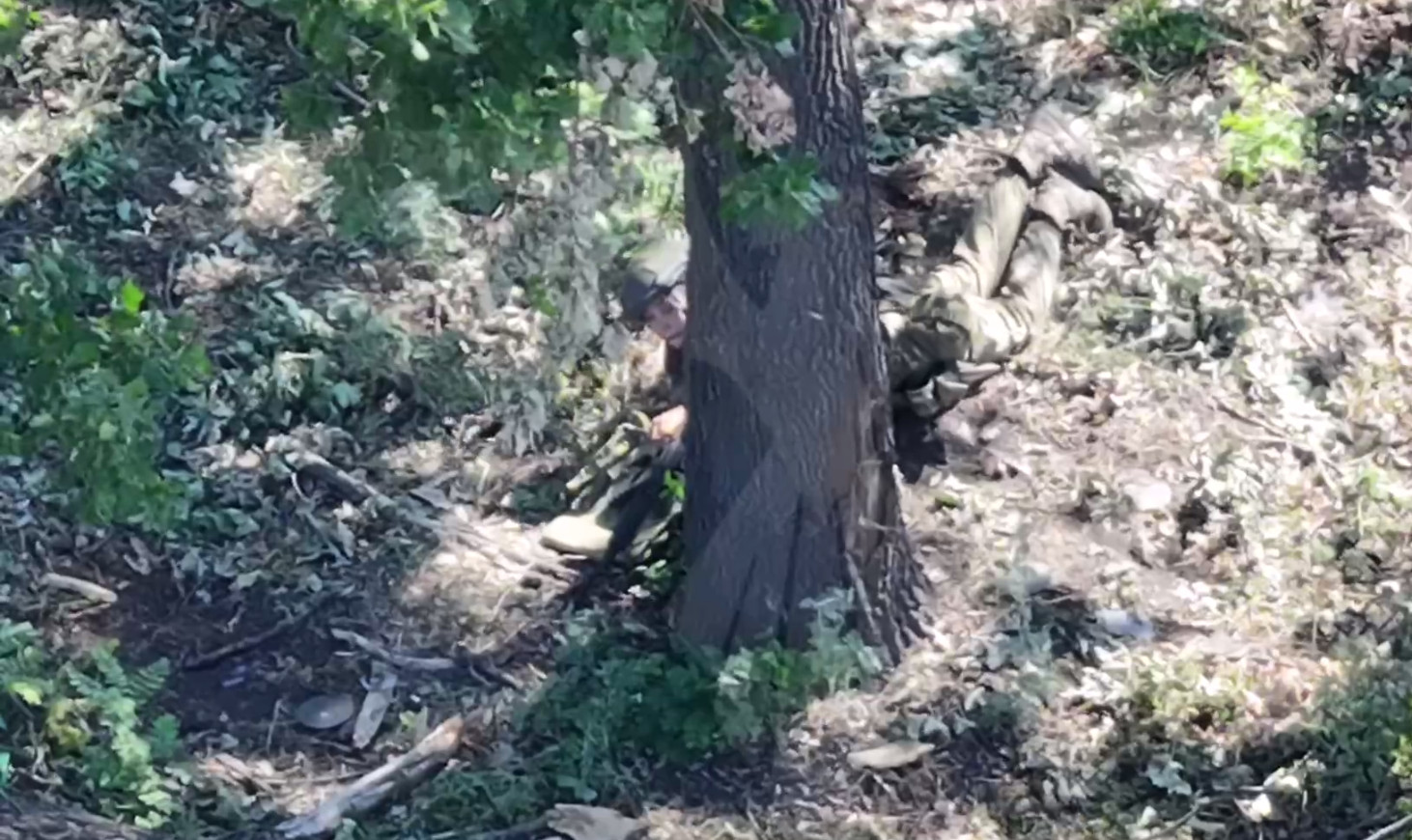 Ukrainian troops eliminate a female stormtrooper on the front line