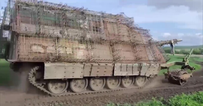 Russians convert a tank into an ersatz APC