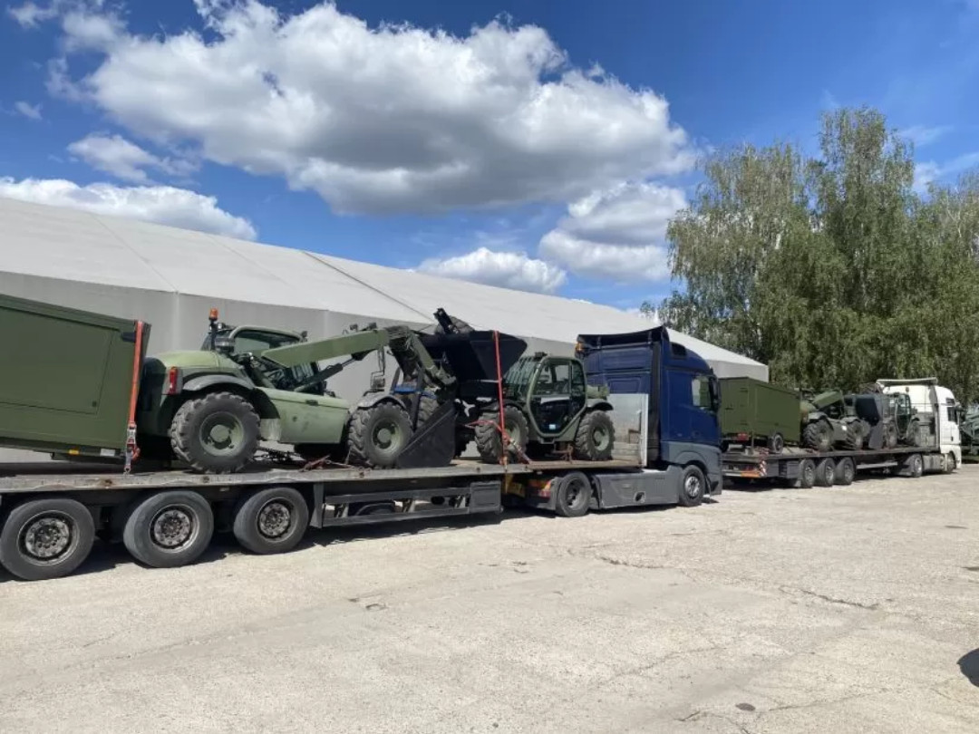 Lithuania donates loaders and trailers to Ukrainian army