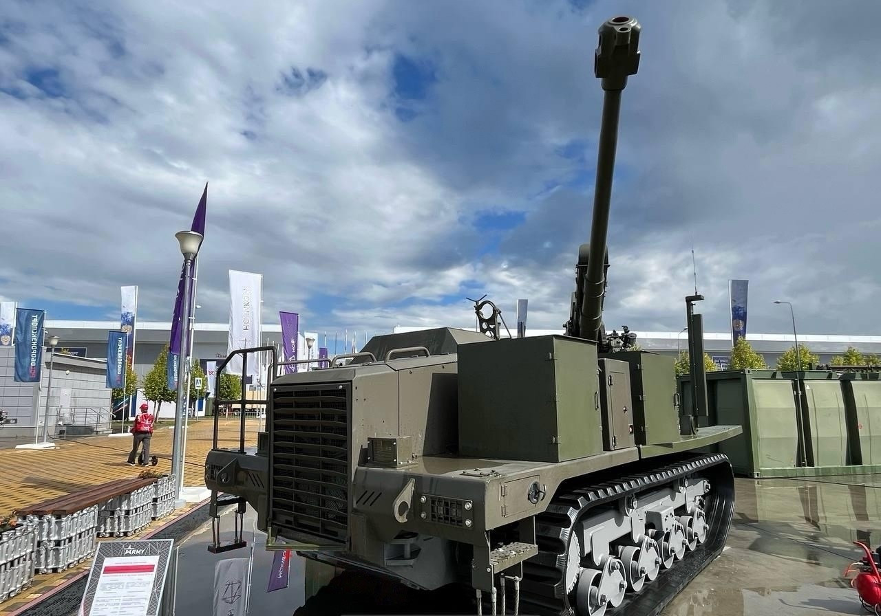 Russians demonstrate unmanned D-30 howitzer on MTS-15 “Klever” tracked chassis