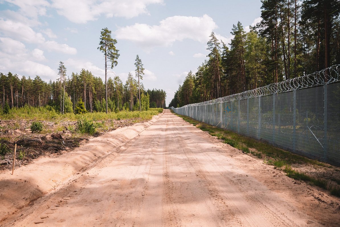 Latvia completes the construction of a fence on the border with Belarus