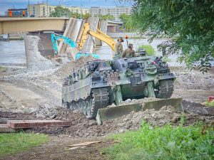 Інженерну техніку Бундесверу залучили до відновлення впавшого мосту