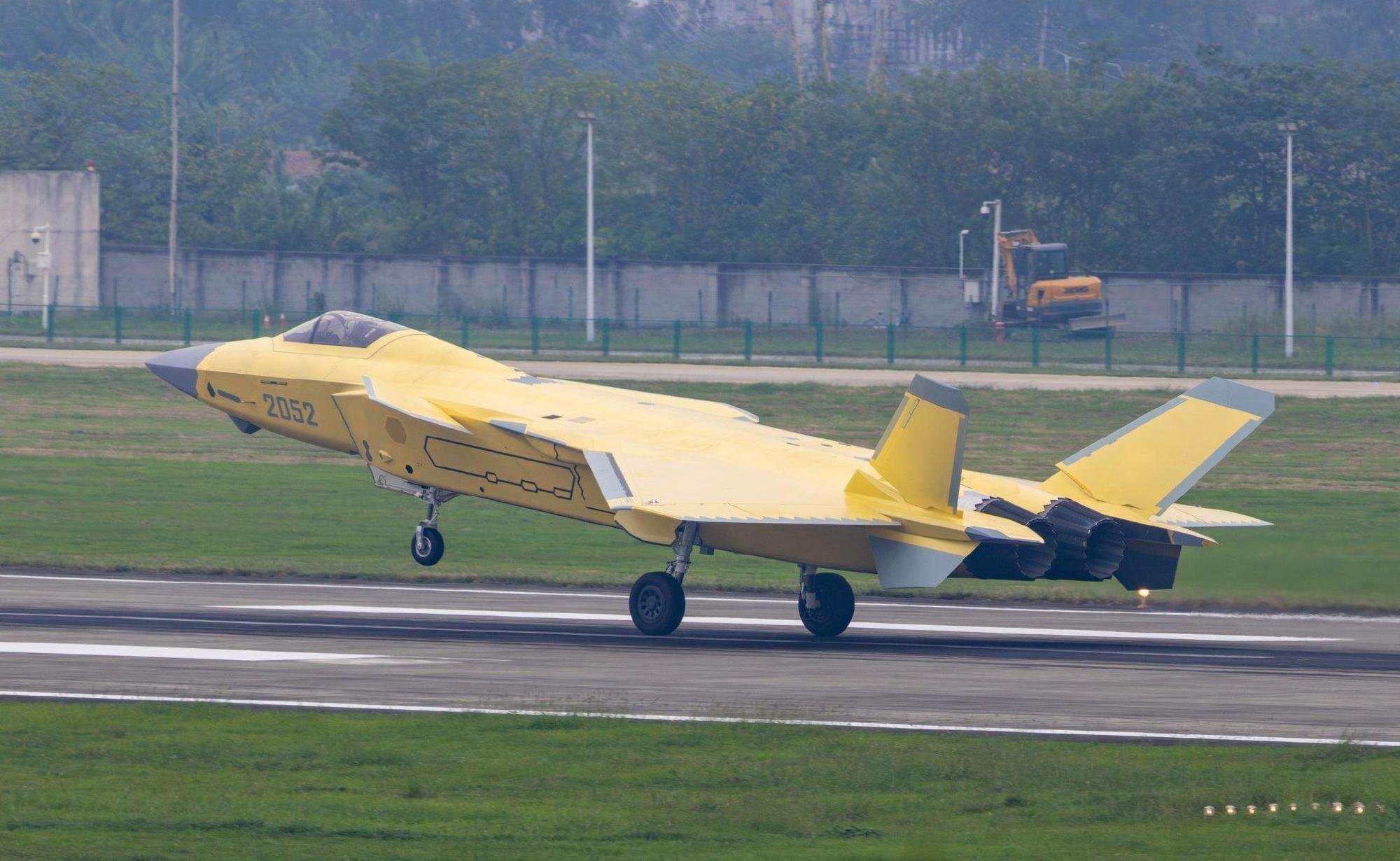 Китайські винищувачі J-20A випробовують з новим двигуном WS-15