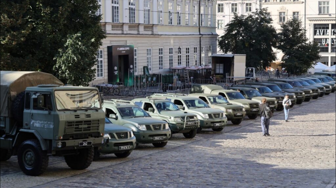 Співачка Ірина Федишин передала військовим 20 автівок