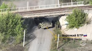 Ukrainian tank destroys APC with troops of the invaders