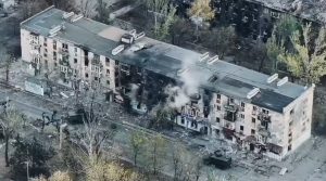 Soldiers of Lyut Brigade destroy a seized building in Toretsk