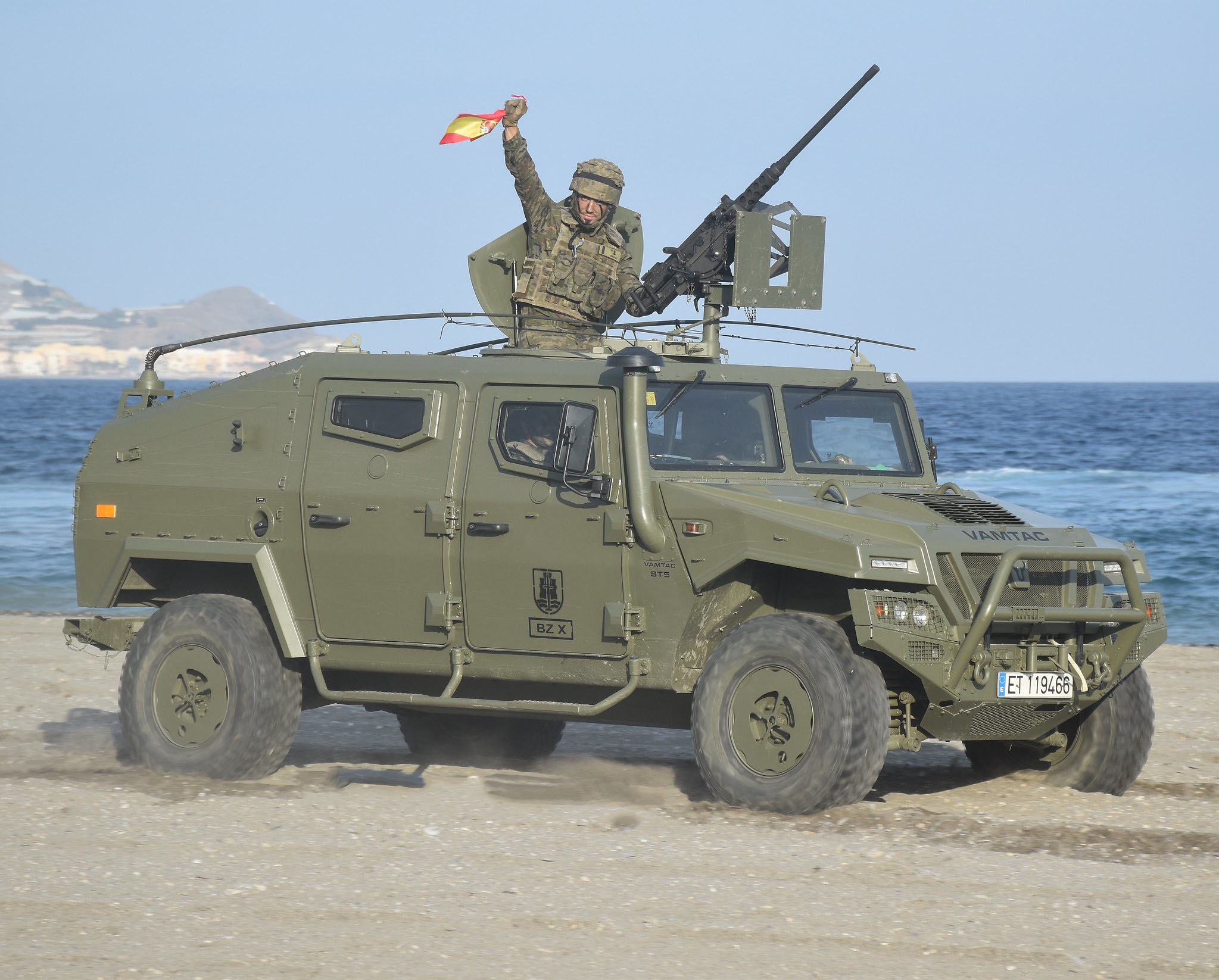 Україна отримає від Іспанії 100 бронемашин VAMTAC та 155-мм снаряди