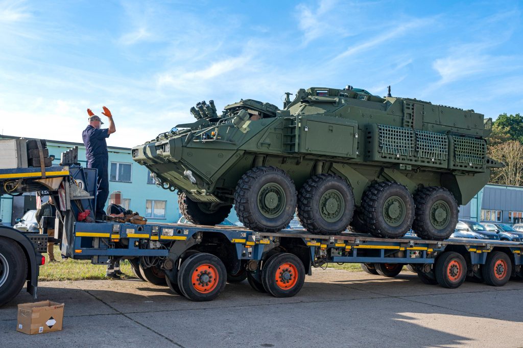 Завантаження бронетранспортерів LAV 6.0 ACSV на трал для відправки в Україну. Фото Operation UNIFIER 