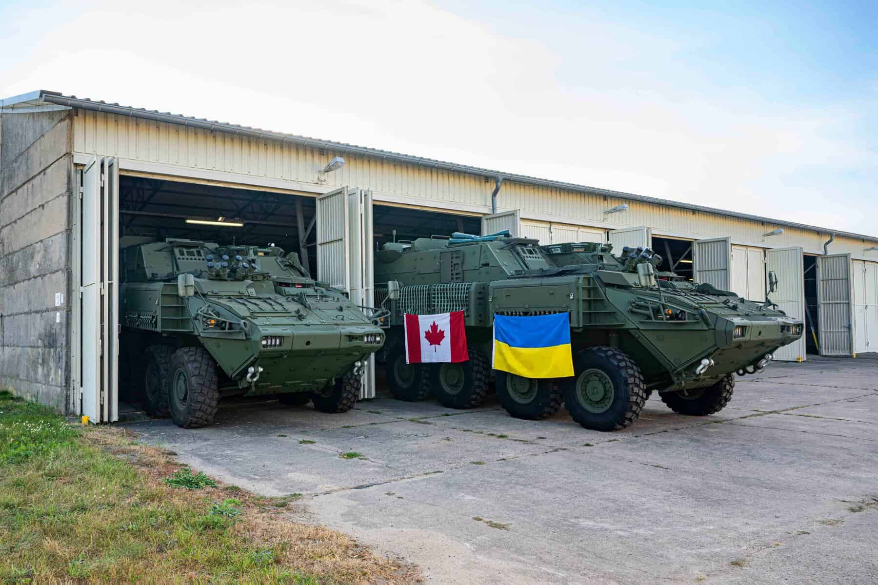 В Україну відправили партію бронетранспортерів LAV 6.0