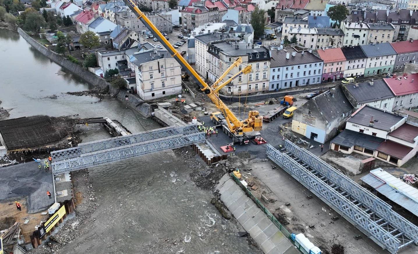 Повінь у Польщі: військові інженери розгорнули міст у місті Глухолази