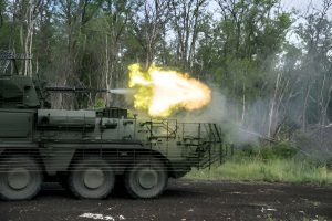 Ukrainian Armed Forces engage BTR-4 in night fighting for Selydove