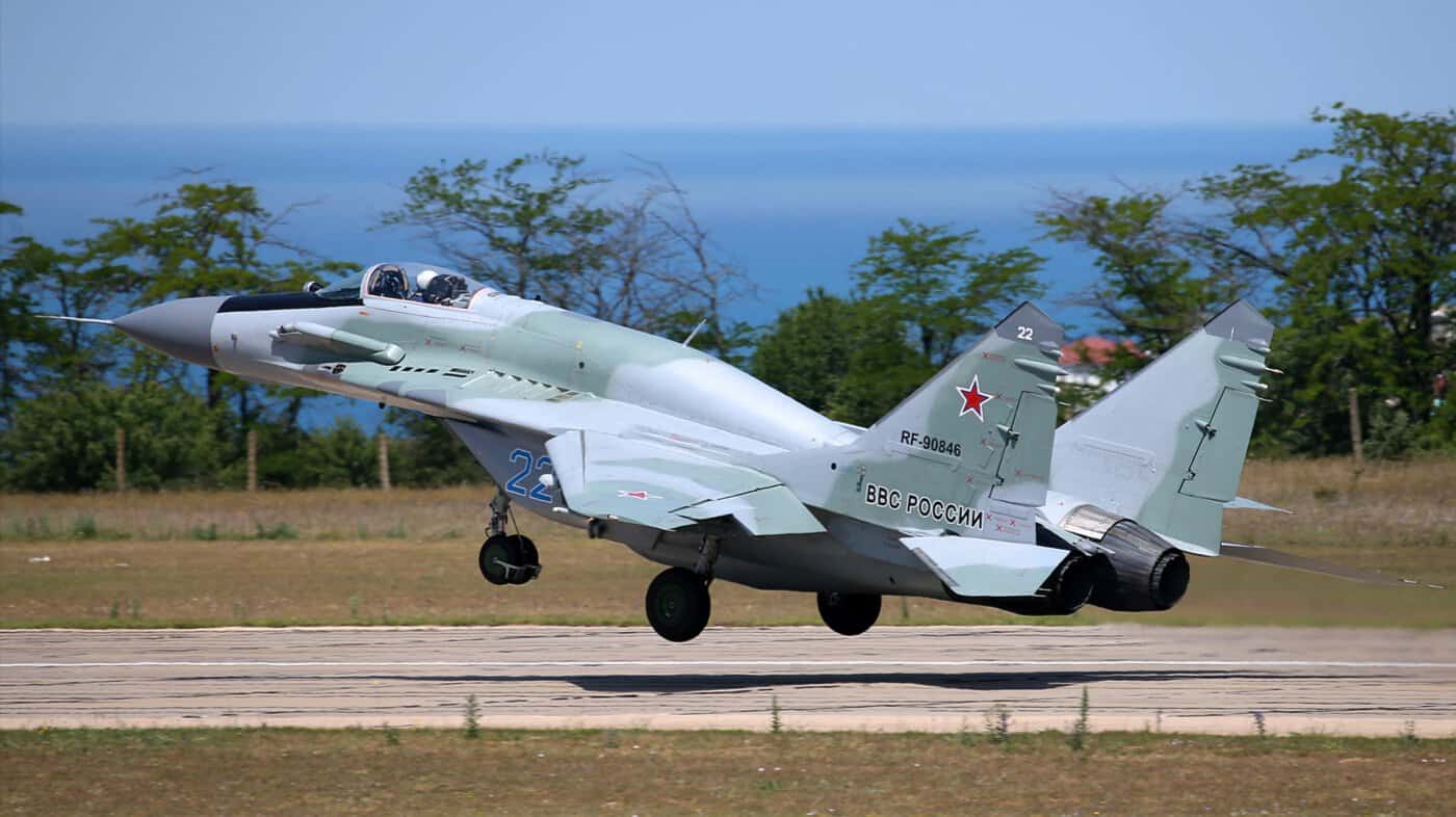 Російський контрактник Північного флоту підпалив літак і бронемашину