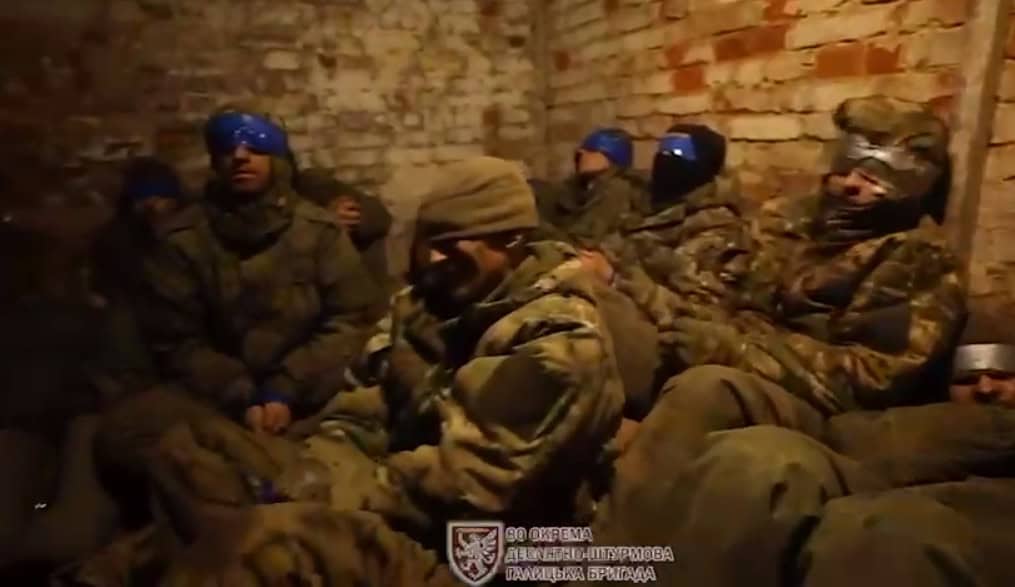 Ukrainian Paratroopers Capture 26 Russian Soldiers in Kursk Oblast