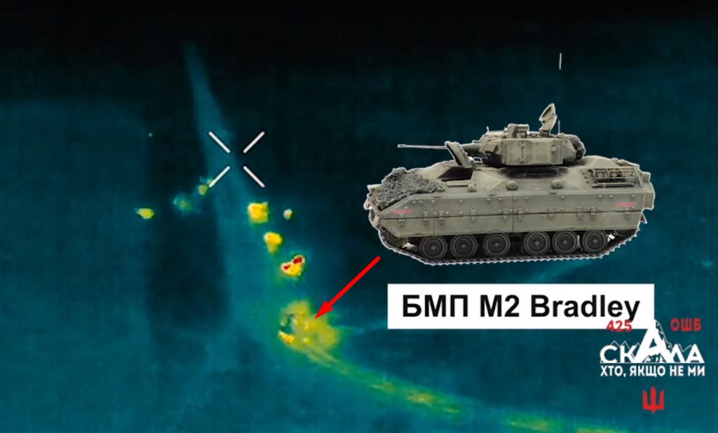 Бронемашина М2 Bradley розстрілює російську штурмову групу у селі Новотроїцьке. Грудень 2024. Україна. Кадр з відео 425 ОШБ «СКАЛА»