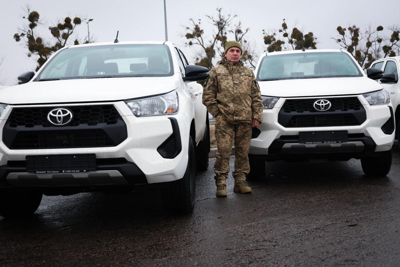 Громада Білої Церкви передала ЗСУ партію пікапів Toyota Hilux