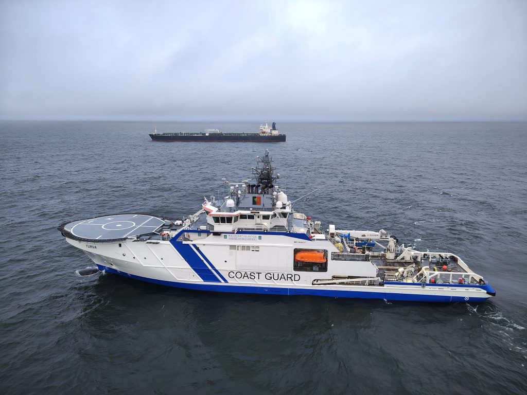 Фінський патрульний корабель OPV Turva та затриманий танкер російського тіньового флоту Фото: прикордонна служба Фінляндії