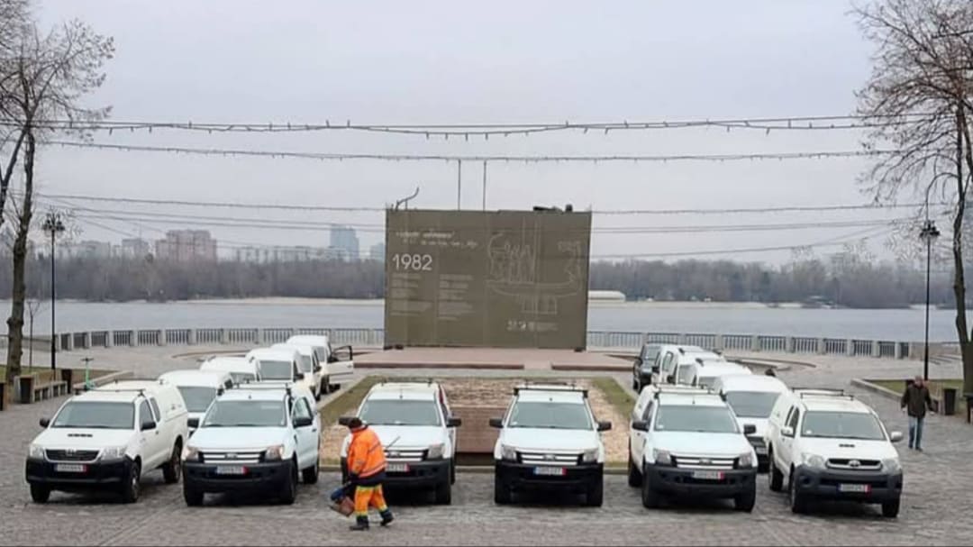 Латвійські волонтери передали ЗСУ 20 автівок