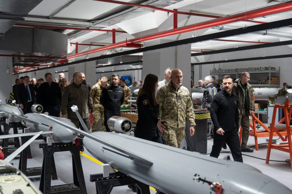 Візит українських високопосадовців і голови Військового комітету НАТО Джузеппе Каво Драгоне на підприємство, що виробляє легкі крилаті ракети «Пекло» та ударні дрони «Лютий», 9 лютого 2025. Фото: Офіс президента