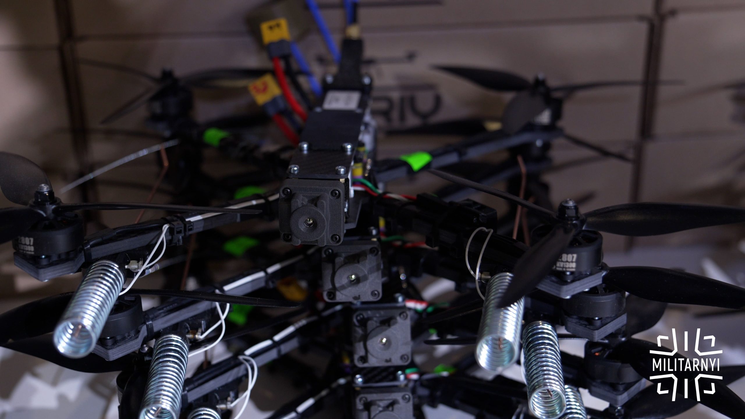 Повністю український серійний FPV-дрон компанії Vyriy Drone, березень 2025. Фото: "Мілітарний".