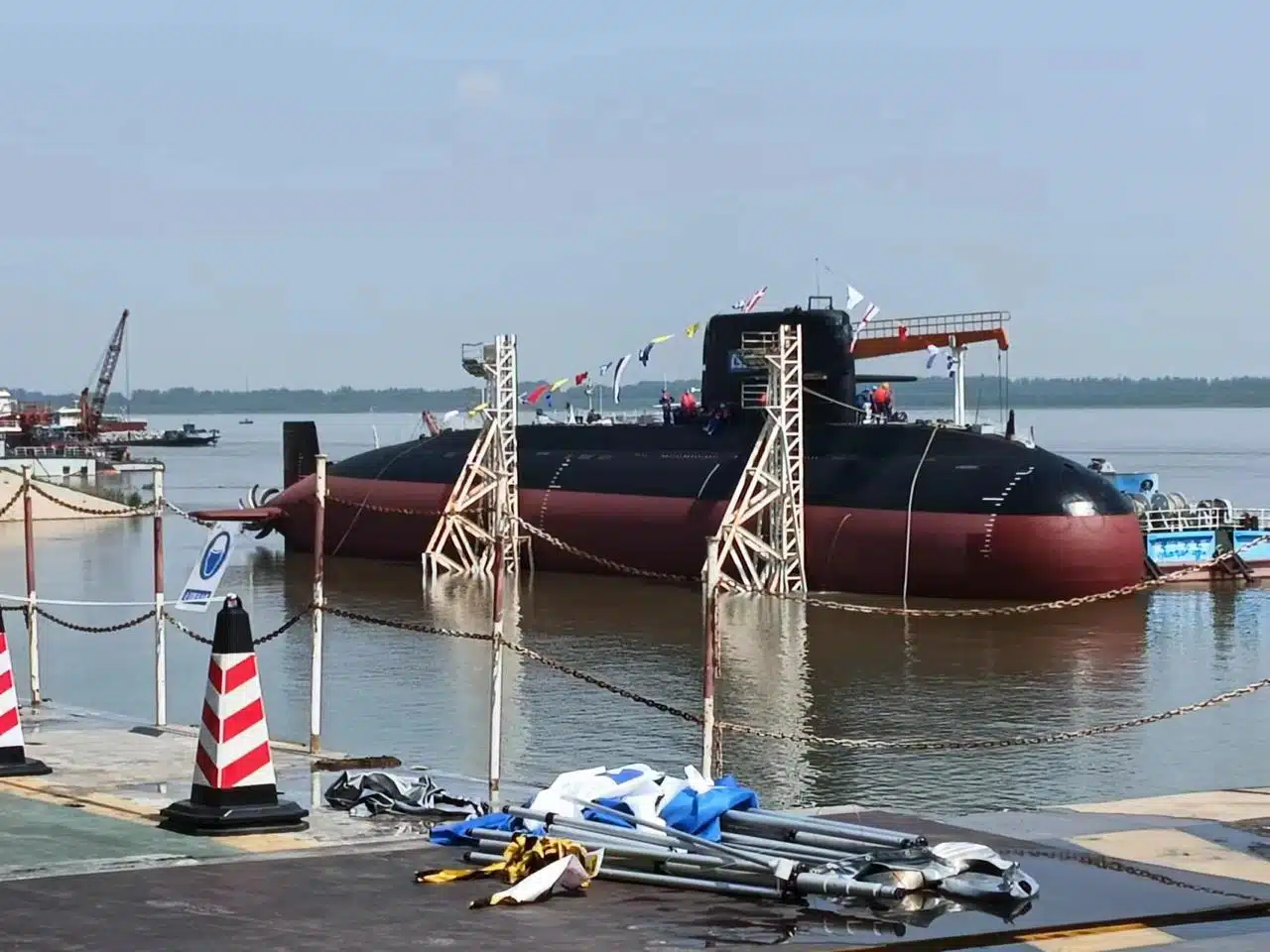 Офіцери ВМС Пакистану перед другим підводним човном класу Hangor на церемонії спуску на воду. Фото: ВМС Пакистану.